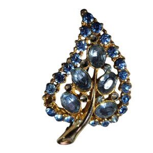 Vtg Gold Tone Leaf Brooch With Blue Rhinestone Accents nature elegant READ